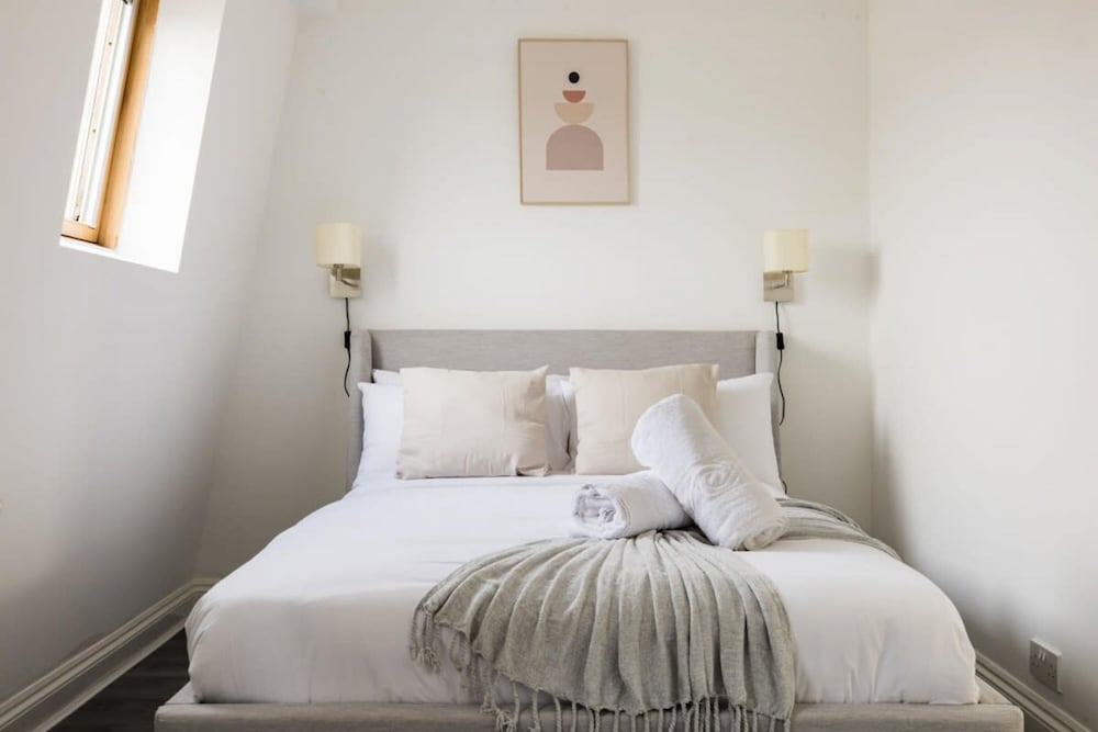 Stylish 2 Bedroom Apartment - Shepherd s Bush