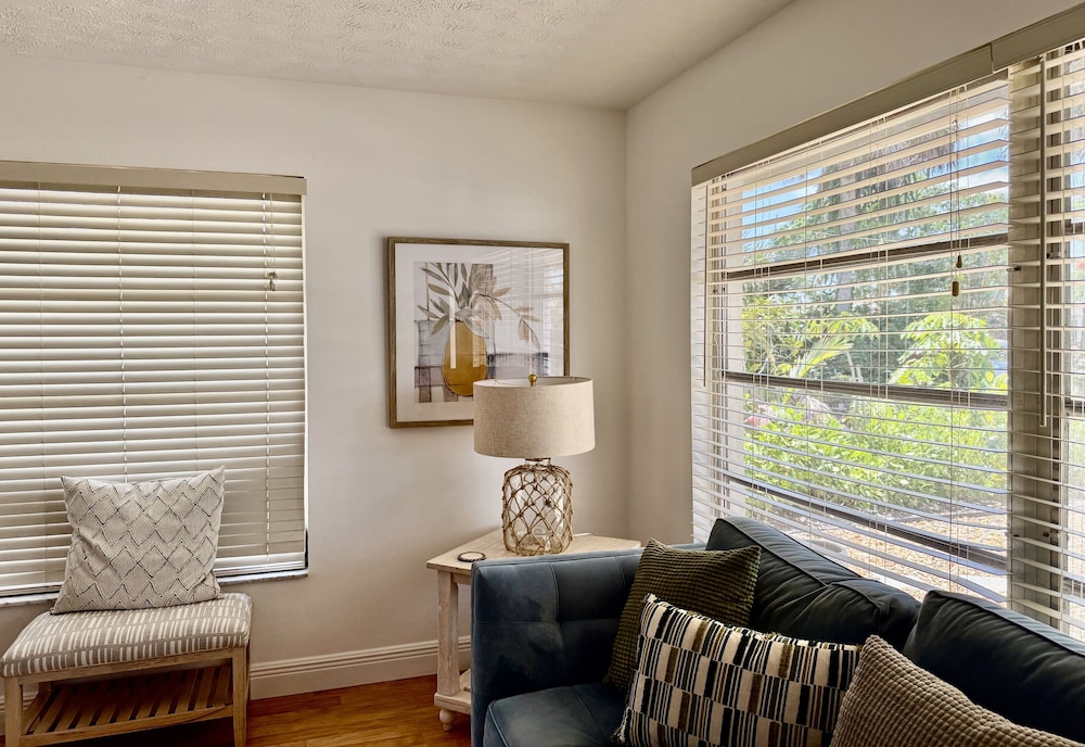 Naples Park Cottage 106th 6 Blocks Off Ocean 2 Bedroom Home