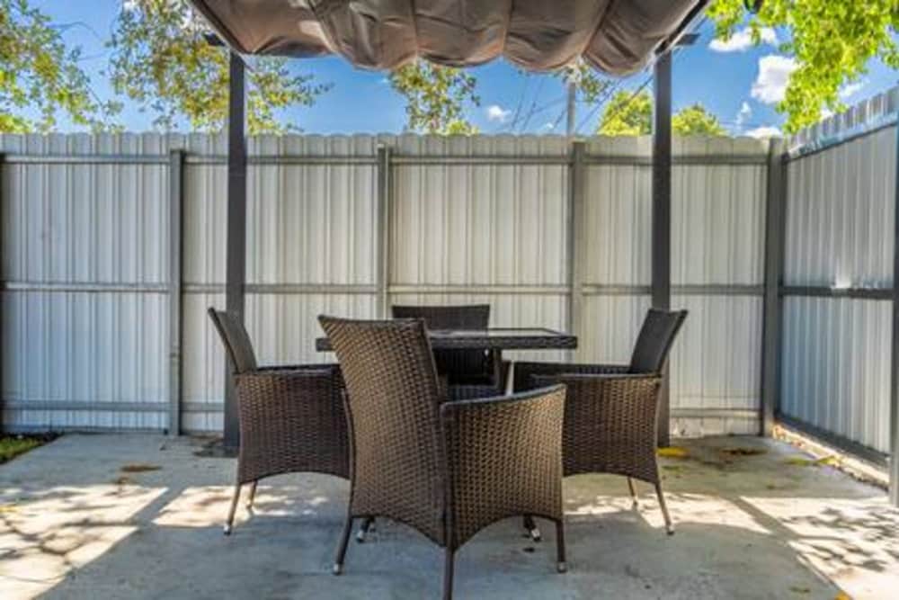 600 SW 31st Ave Pool Patio 4 Queen Beds Sleep 8 Parking