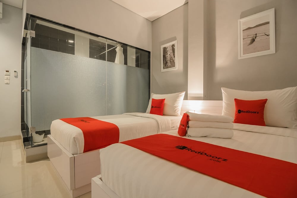 RedDoorz Plus near Soekarno Hatta Airport 2, Tangerang - 19