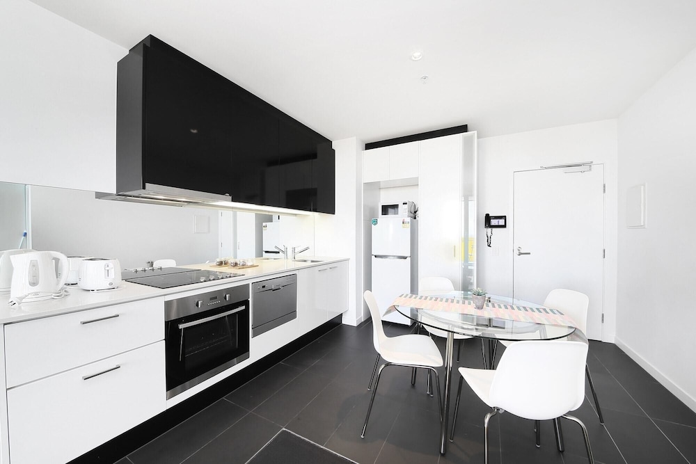 Stylish CBD Apartment With Stunning Harbour Views