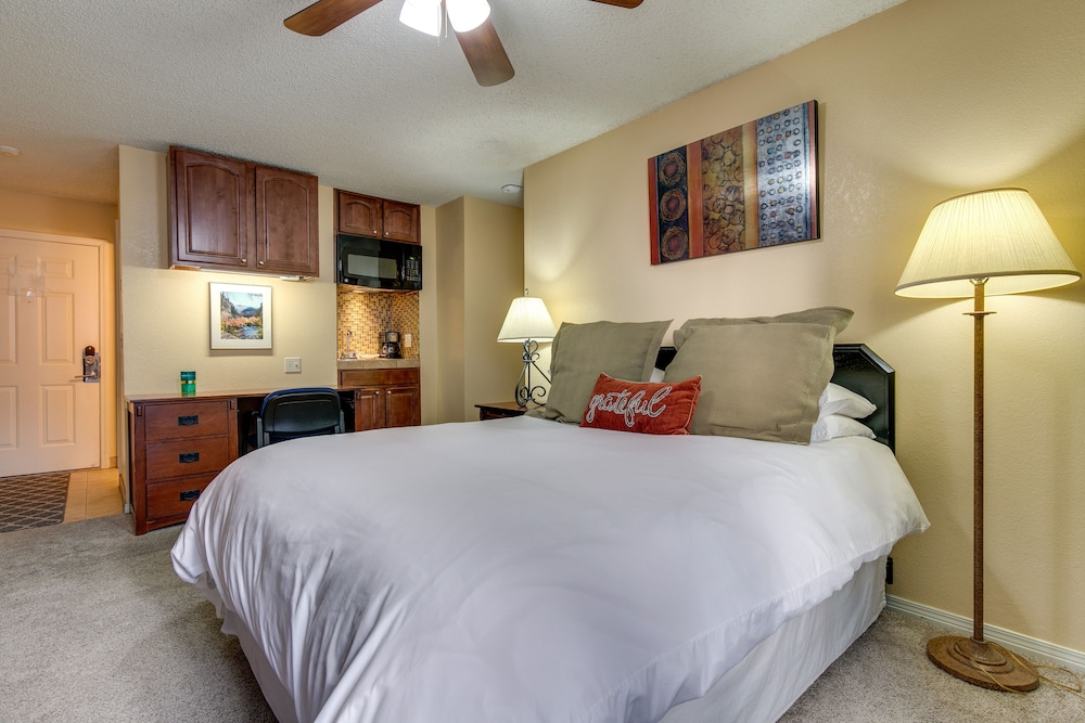 Half-mi to Light Rail: Greenwood Village Studio