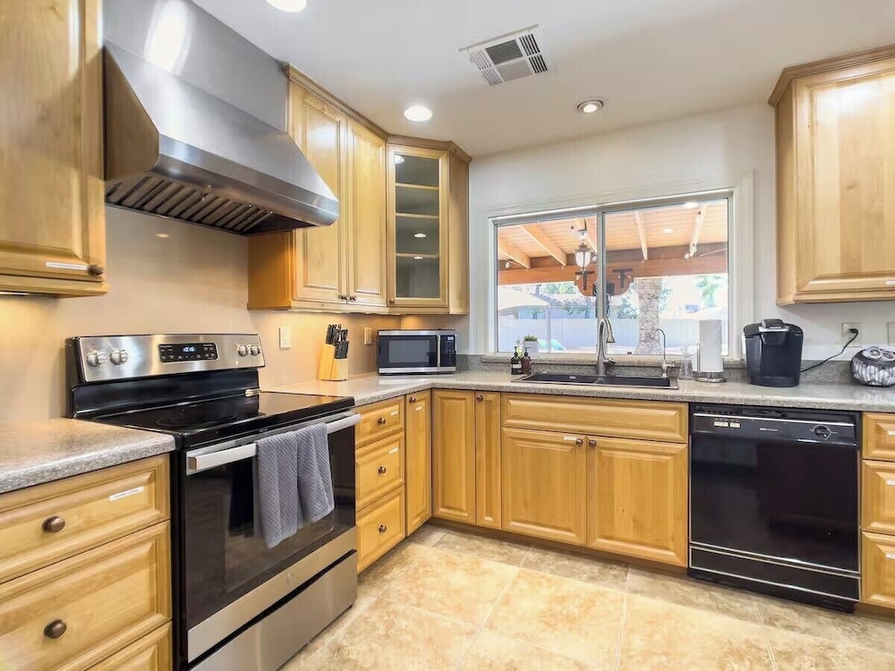 Chandler oasis with pool & hot tub