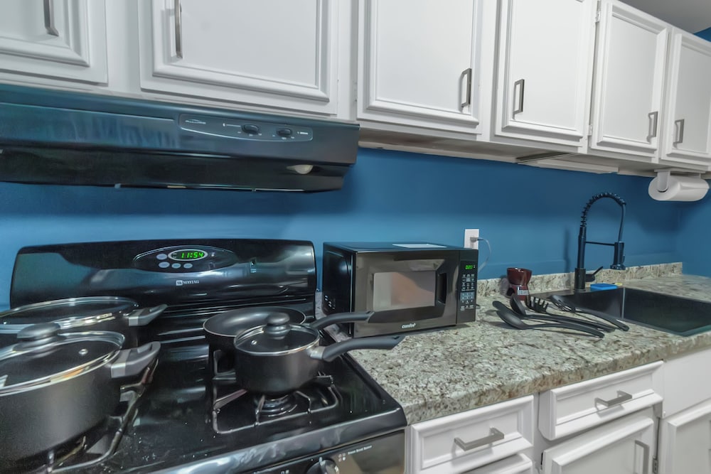 Lux 2BR Condo w/ King Beds DTWN