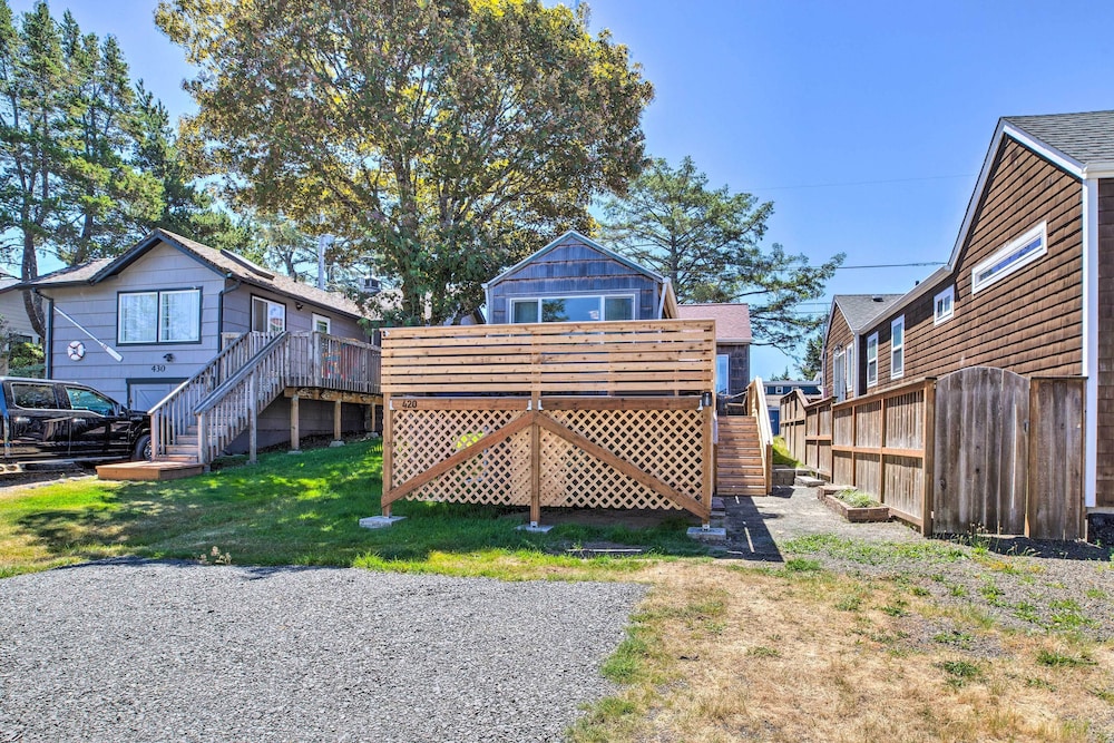 Quaint 'sur La Mer' Cottage w/ Deck, Fire Pit view 5