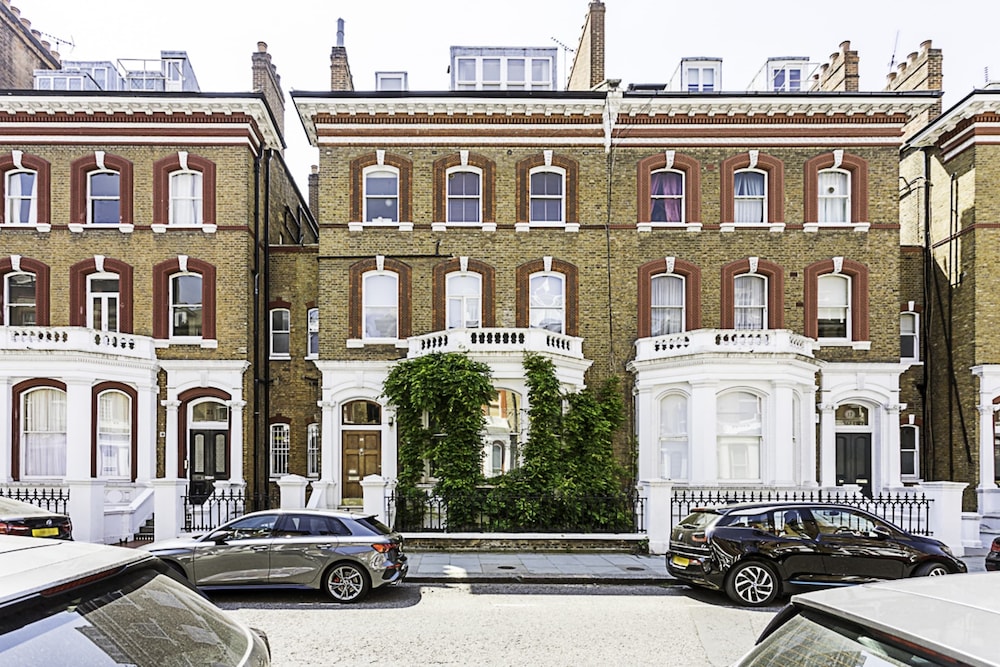 Well-designed Chelsea Flat