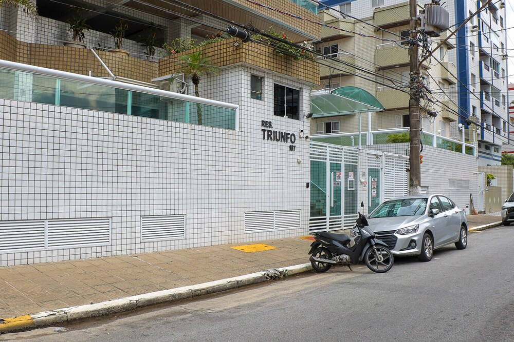 Apto com Wi-fi ar Cond e Garagem 100m da Praia