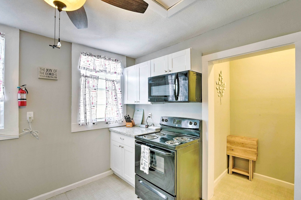 Convenient Apt w/ Golf Carts & Grill Access!