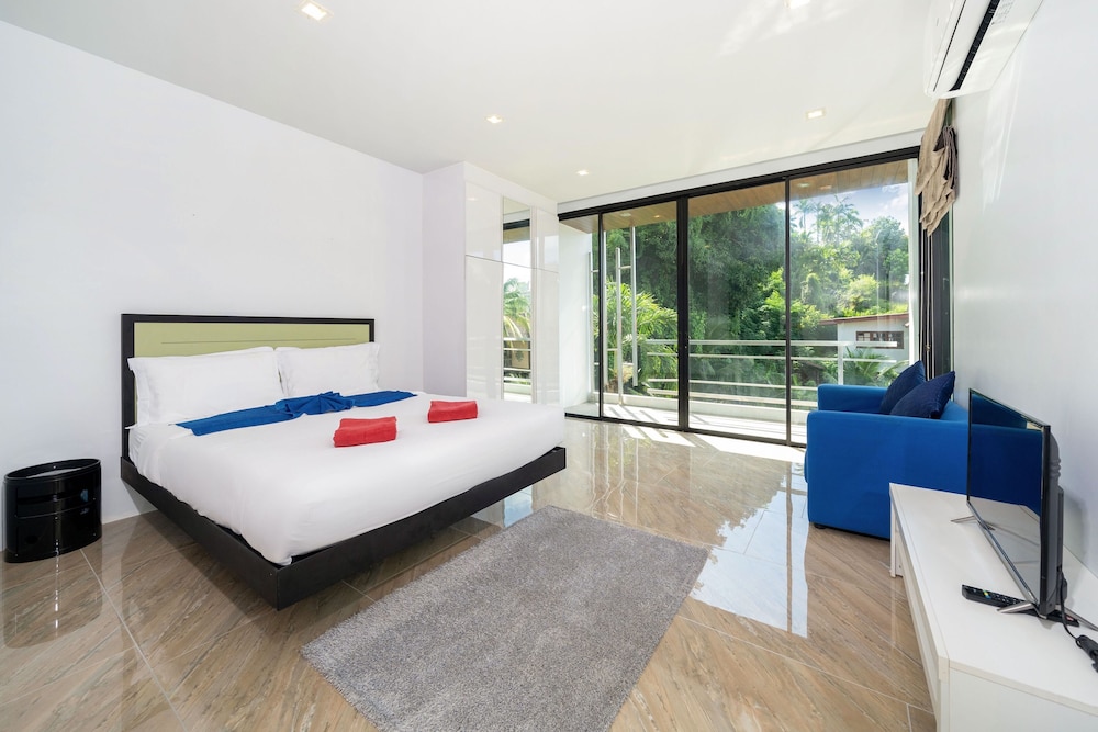 Vibrant Beach Life at Kata Villa UTK4