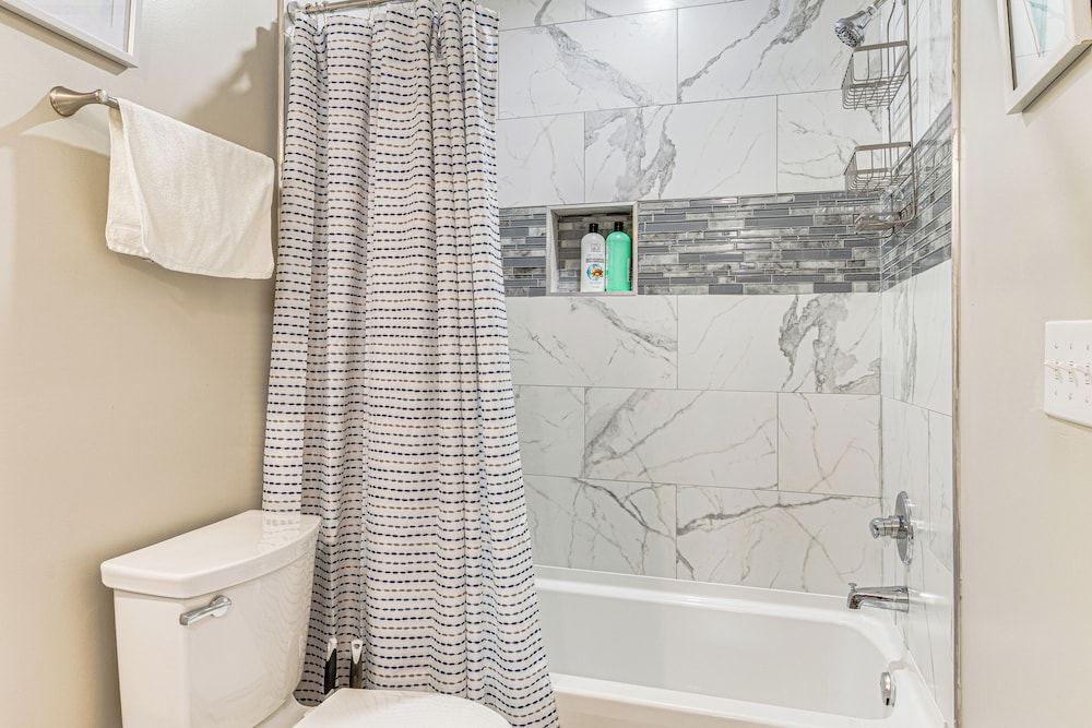 Sip, Dine & Explore Fountain Square: Indy Retreat!