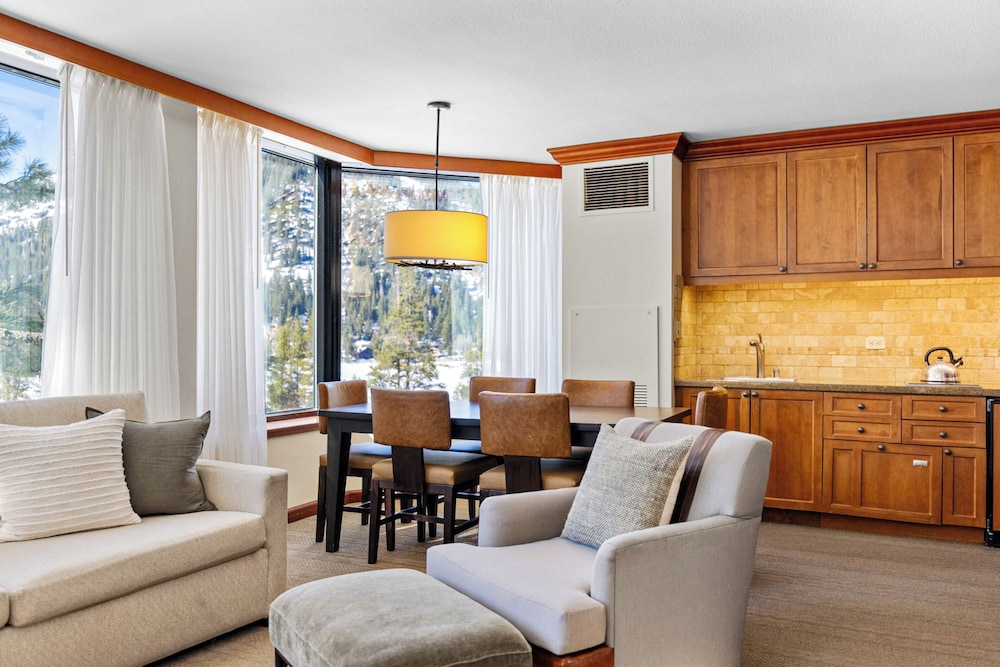 Condo w/ Fireplace & Community Perks