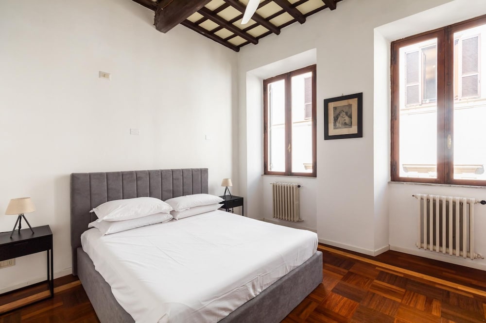 Campo de Fiori Large and Beautiful Apartment
