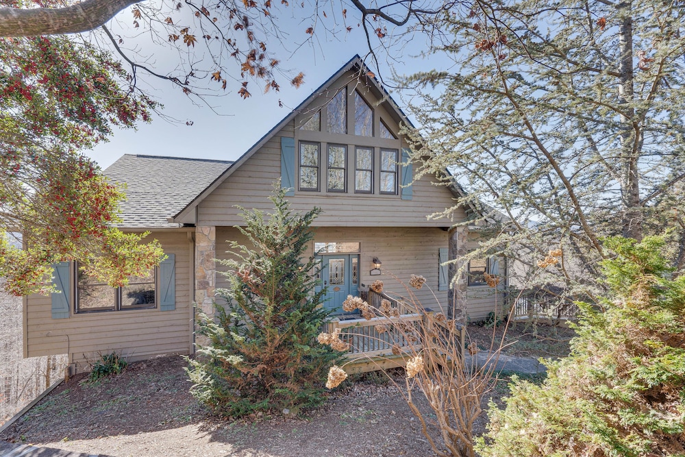 Hot Tub, Mtn Views & Games! Hayesville Home view 4