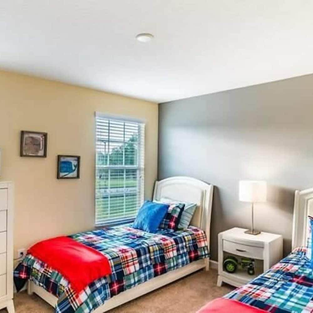 9004 Amazing 5BD With Pool