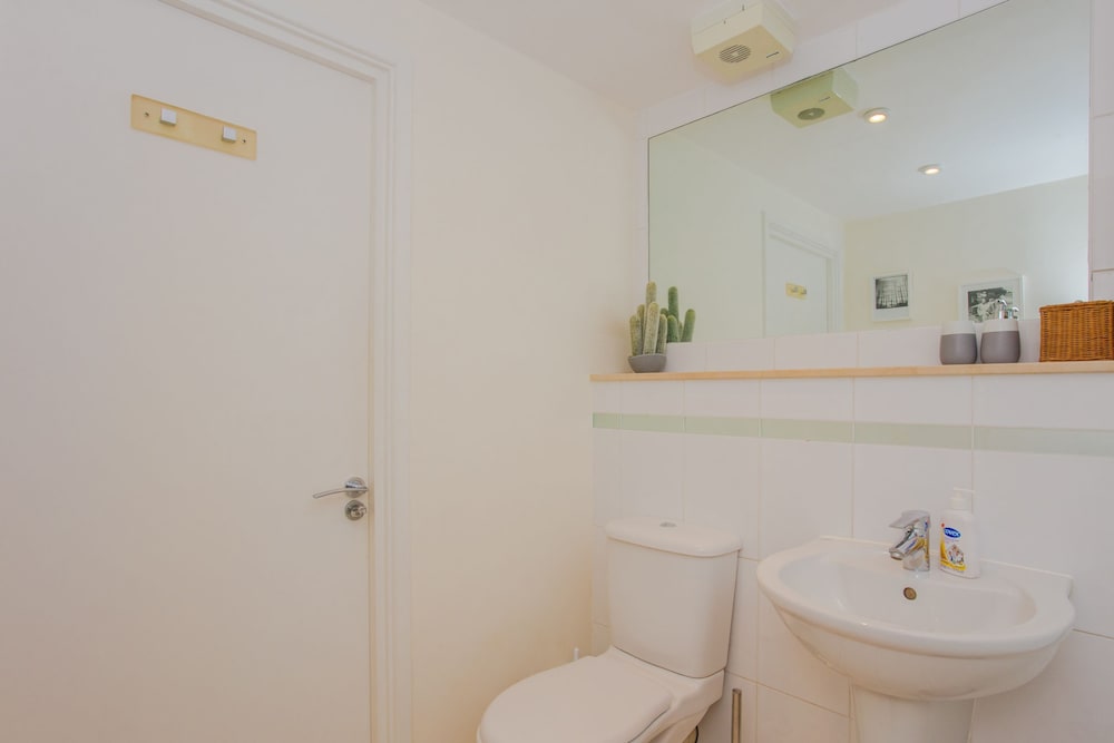 1 Bed with Balcony by Broadway Market & Columbia Road