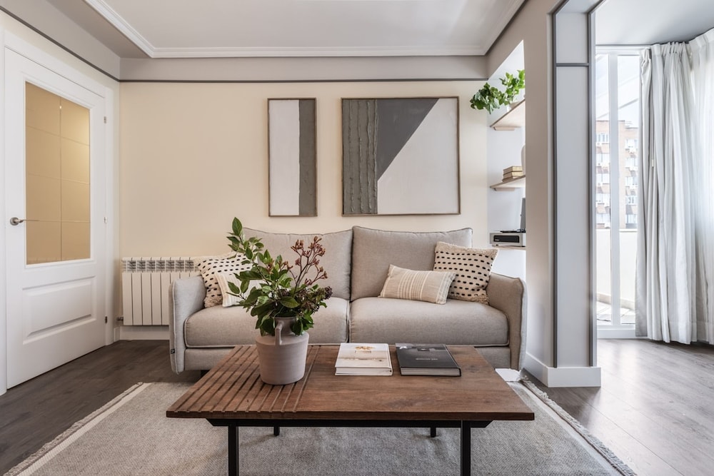 Casoria - 3 Bedrooms and Terrace in Trafalgar