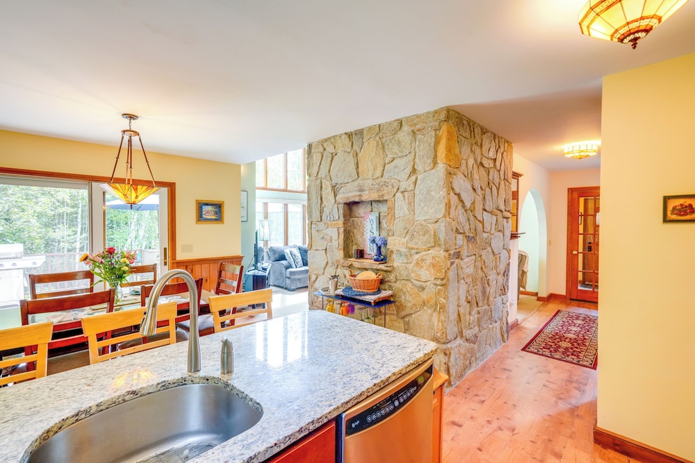 Game Room, Hot Tub! Year-round Dover Retreat