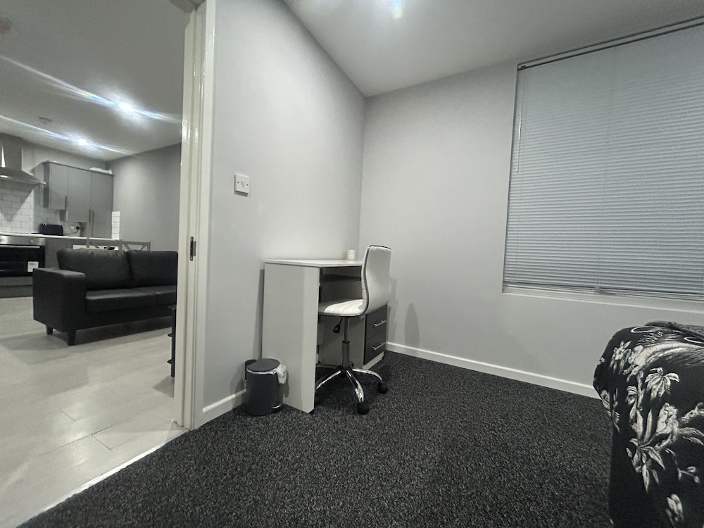 Private Luxury Apartment - Free Parking & Wi-fi view 3