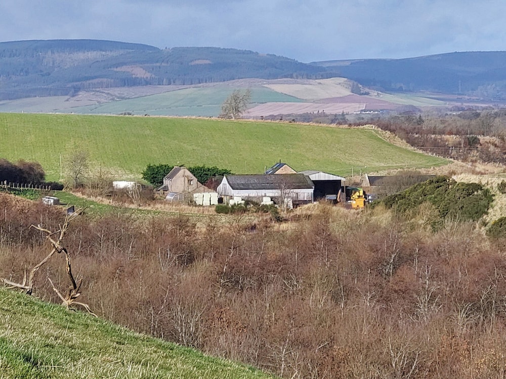 Cosy Countryside Cabin - Sleeps 2, Parking & Farm