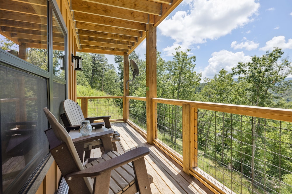 Bear Cheeks 4 Bedroom Cabin
