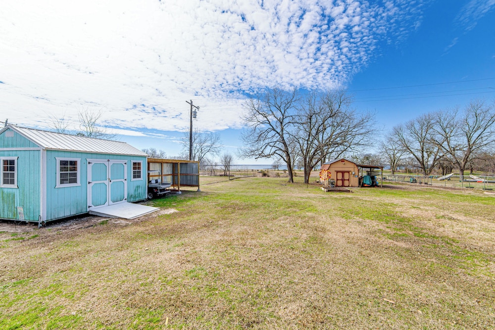 Waterfront Lake Tawakoni Home w/ Yard & Fire Pit