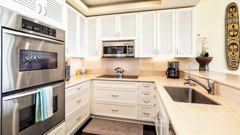 Beautifully Updated - Close to Beach & Pool - Oceanview Lanai - Vrkcv