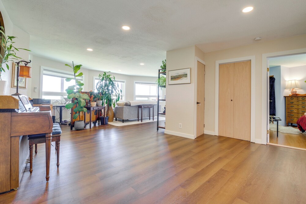Spacious Deck w/ Ocean View: Puget Sound Gem!