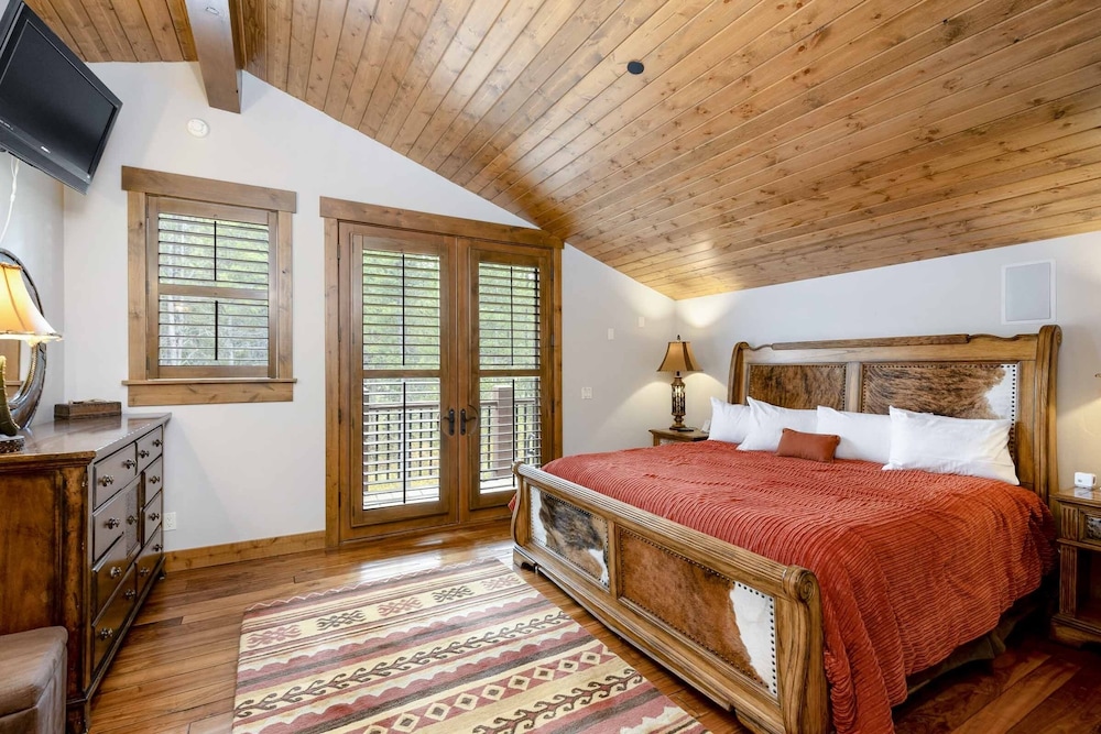 Amazing Pet-Friendly Executive Home, Ski-In Walk-Out - LR884 by Redawning view 2