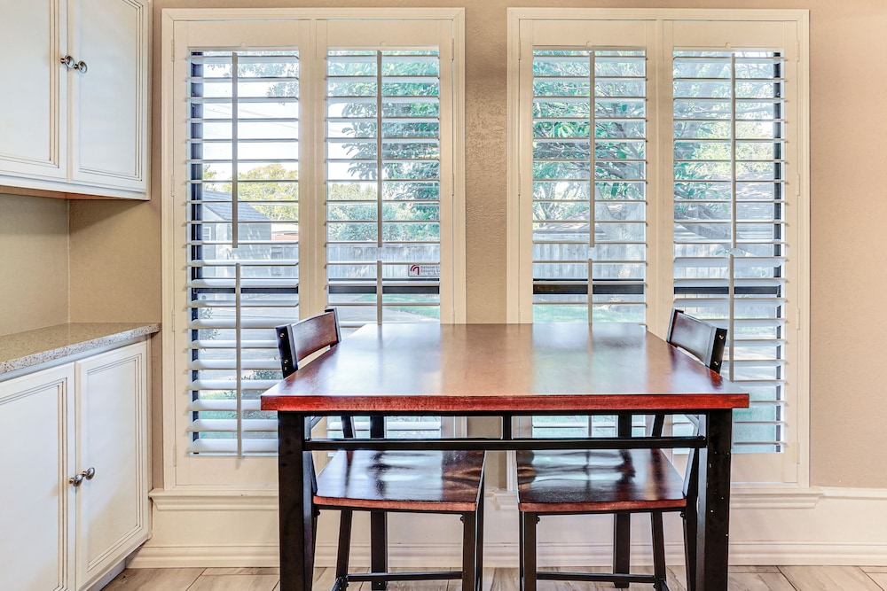 Patio & Yard: Family Home 12 Mi to At&t Stadium!