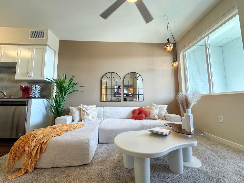 Stylish Getaway W Pool GYM Parking 10 Min to Cedar