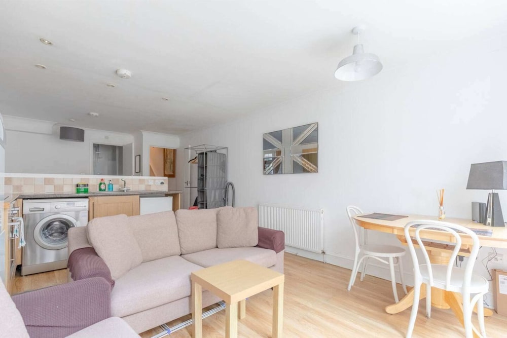 Studio W/private Patio Heart of Brixton, London!