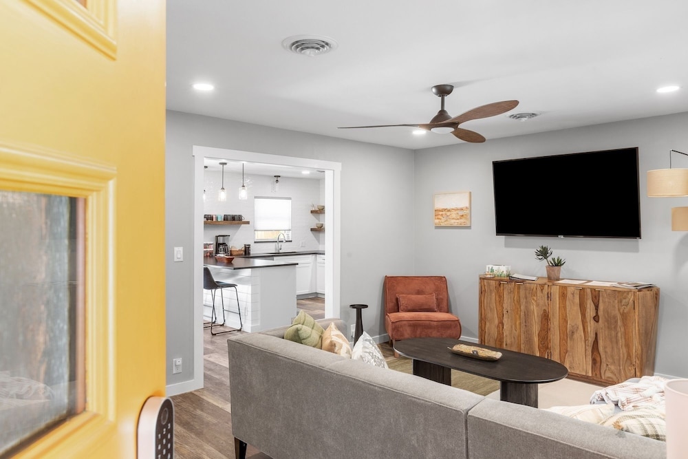 Zander Haus 3 Bedroom Home by RedAwning