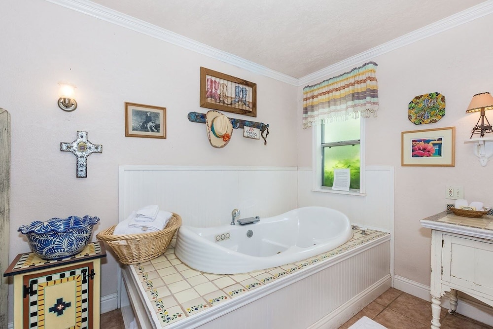 Binky's Secret Garden Studio Bedroom Cottage by Redawning view 4