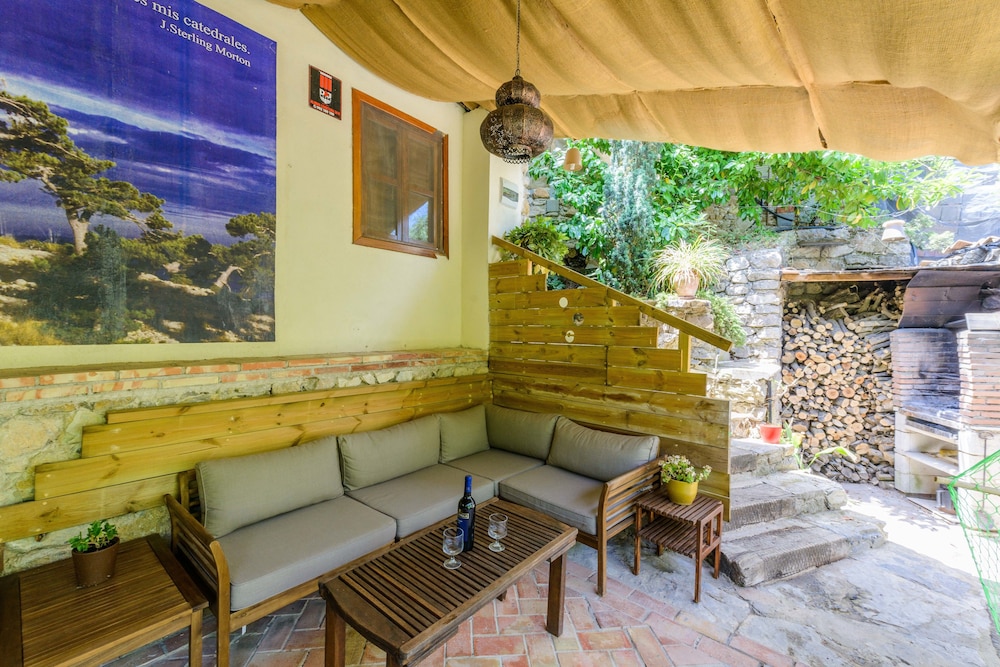 La Casita con jardín frente a la cascada