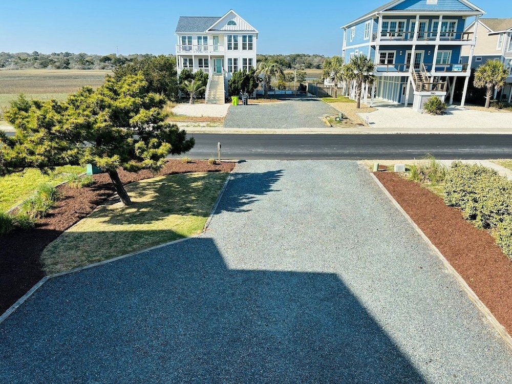 Great Place 5 Bedroom Home by RedAwning