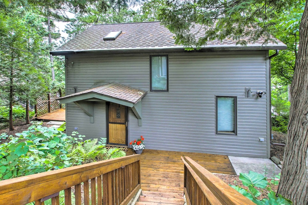 Lakefront Plymouth Cottage w/ Private Hot Tub