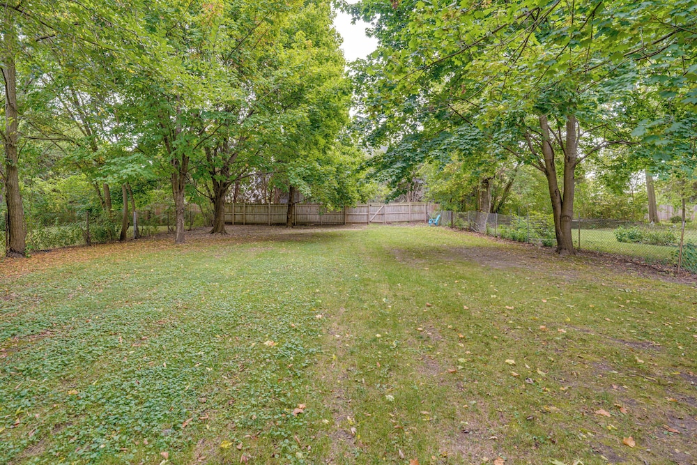 Fire Pit & Grill: Family Home on Fox River Trail!