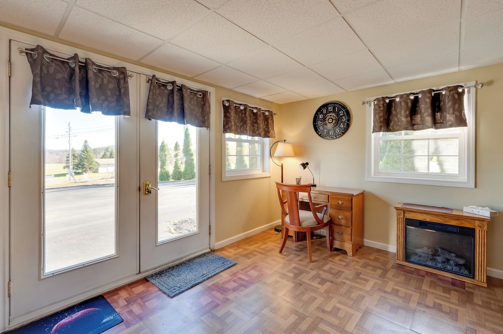 Couple's Retreat w/ Lake View in Newport!