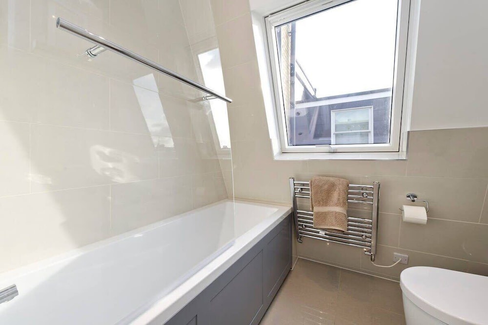 Spacious 4 Bed House, Battersea