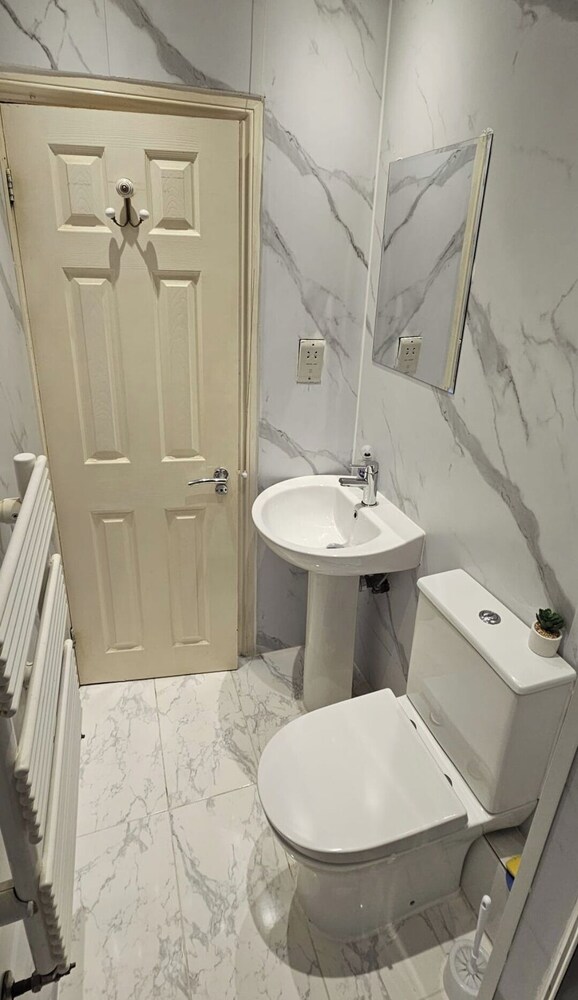 London Charm - Moscow Road Apartment