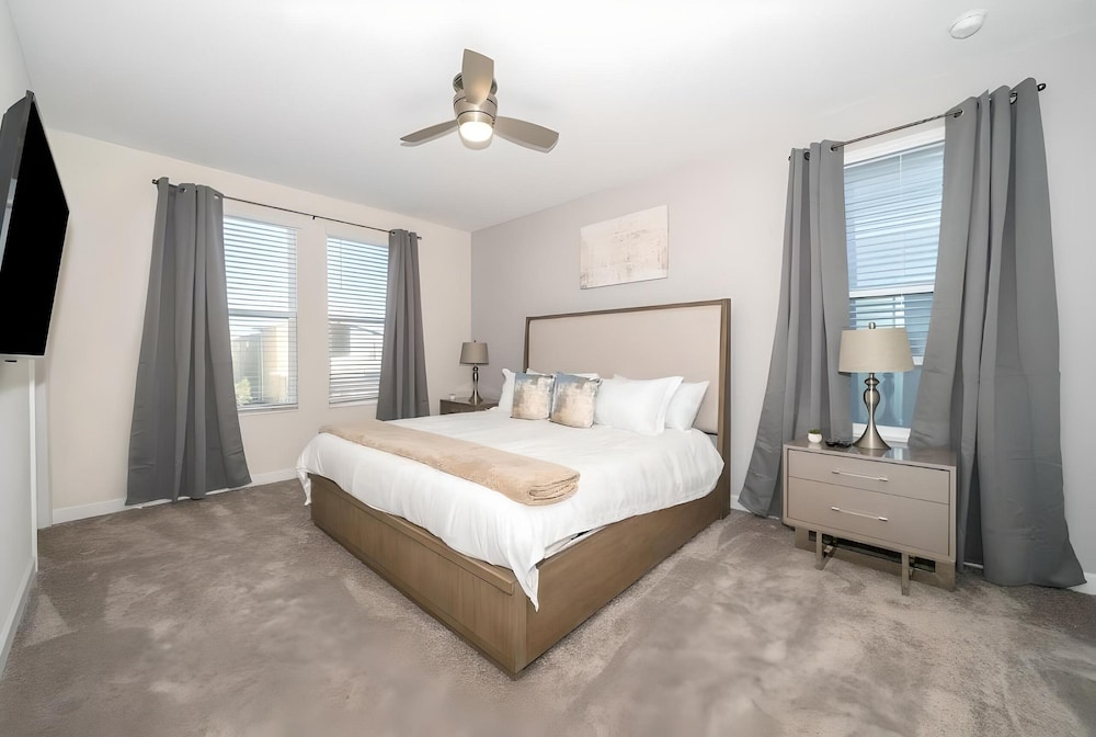 Sleeps 17 - Luxury 6bdhome With Pool Storey Lake