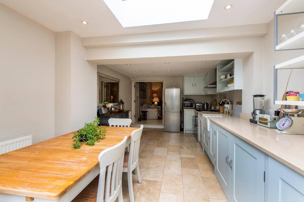 Delightful 2-bed Home Fulham