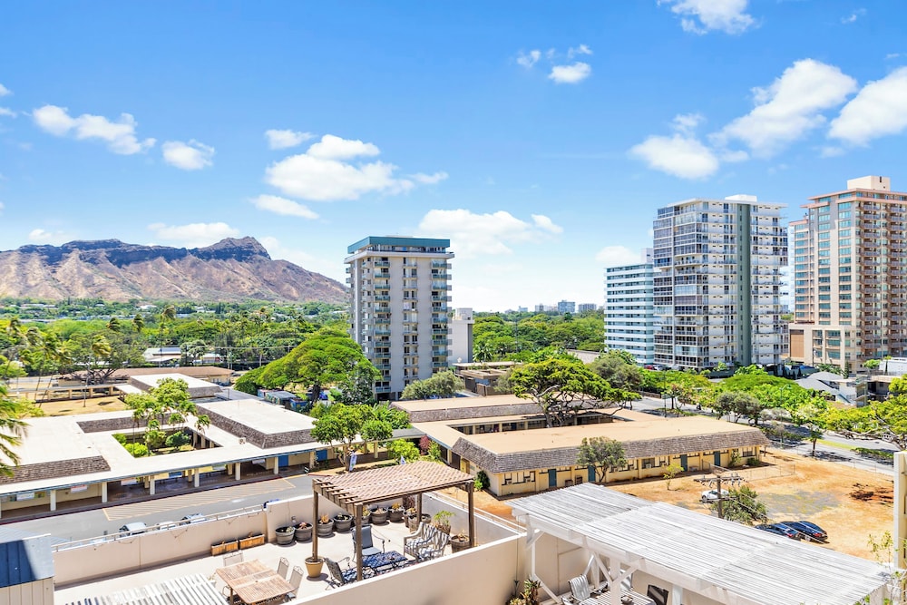 Waikiki Sunset Close to Beach with Parking