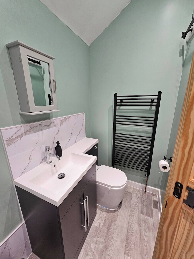 Charming 3-bedroom Home in Doncaster, Perfect for Family, Friends & Contractors