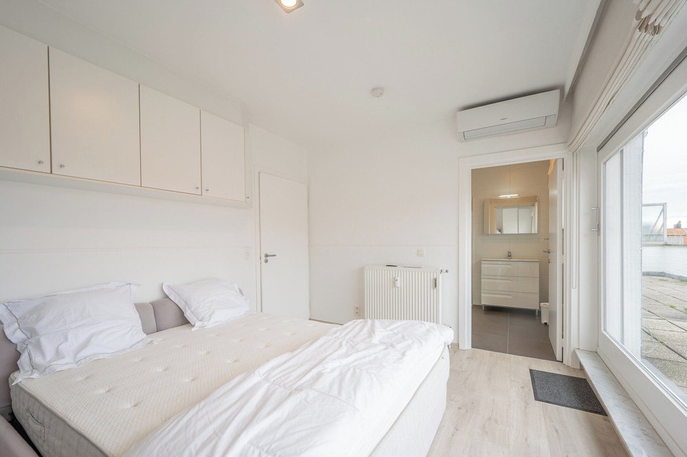 Stylish City-view Retreat