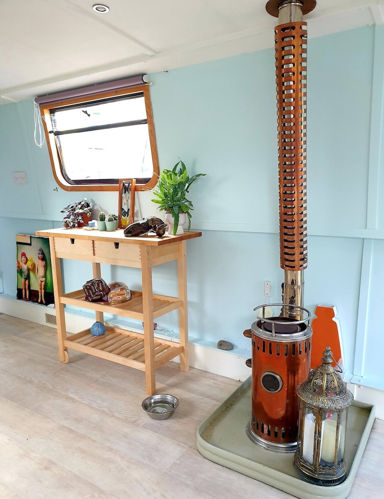 5 Star Stunning Houseboat, no Experience Required! Enjoy the Most Romantic Trip!