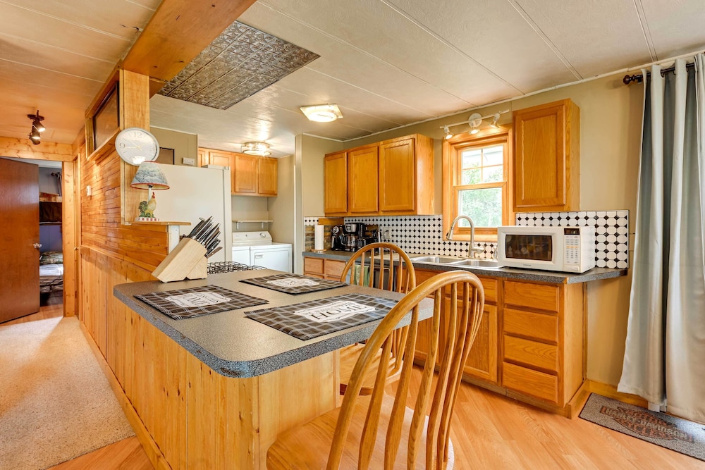 Cozy Bay City Abode w/ Deck & Fire Pit, Near Lakes view 3