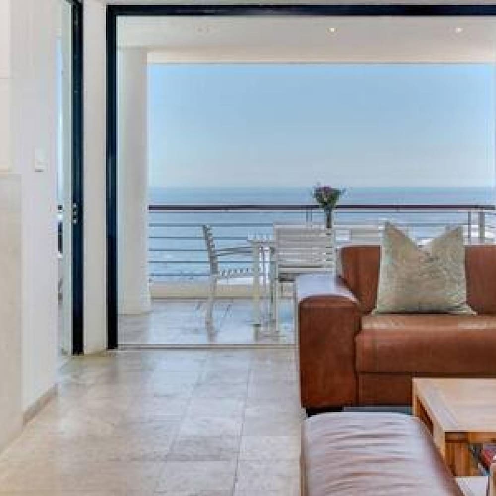 Secure Camps Bay Apartment w Pool Views Bali C view 2