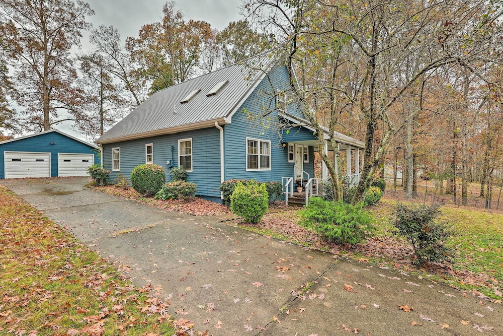 2 Mi to Tims Ford Lake! Cozy Cottage w/ Fireplace view 4