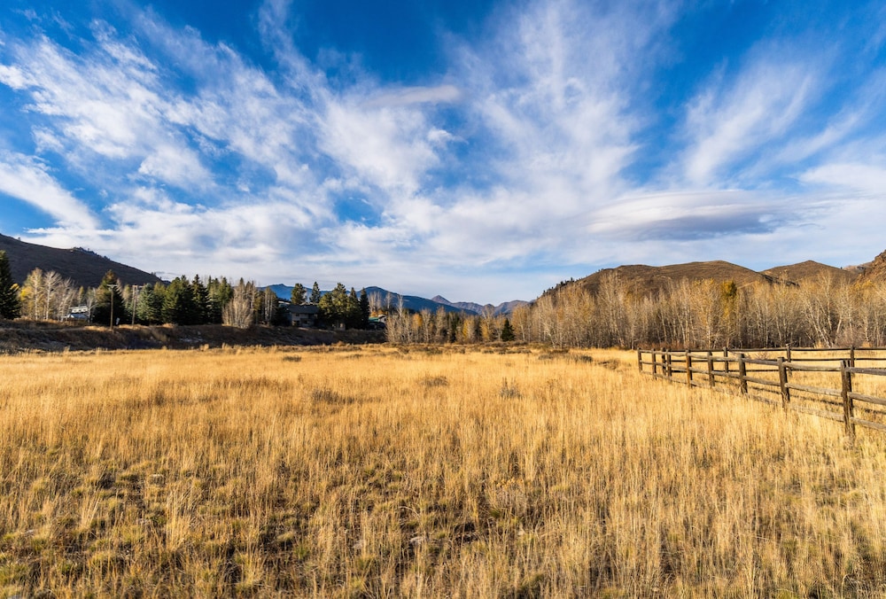Ketchum Vacations - Bright Ketchum Retreat w/ Views  Private Hot Tub! - Property Image 4